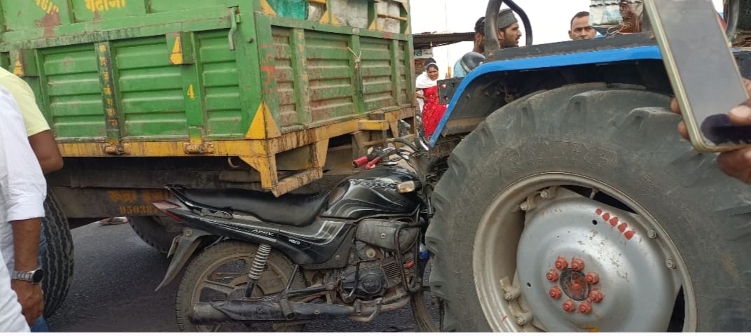 Tractor-two-wheeler accident in Kannada: सोलापूर-धुळे राष्ट्रीय महामार्गावर अपघातात पाच वर्षीय चिमुकला ठार