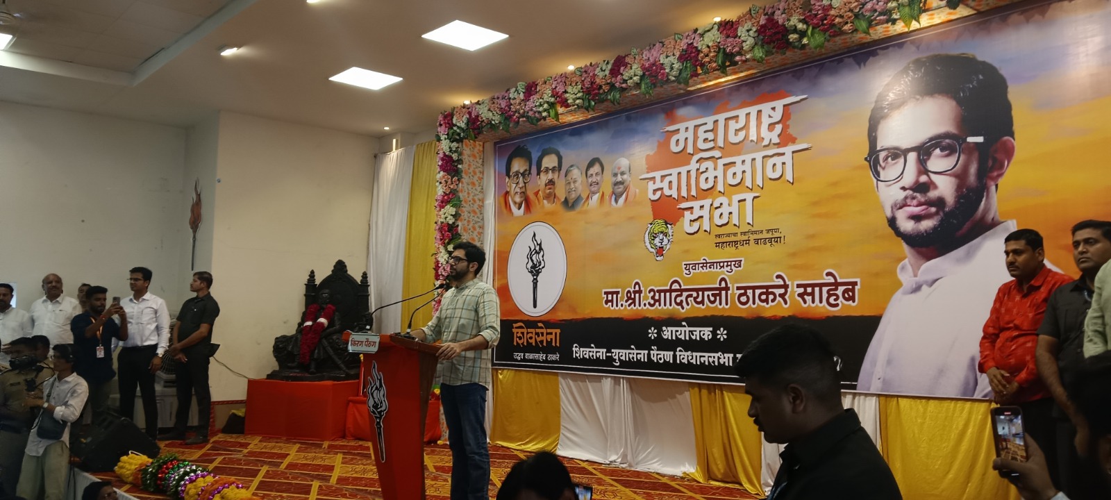 Aditya Thackeray’s attack from Paithan:  महाराष्ट्रातील उद्योग पळवणाऱ्या सरकारला घरी पाठवा- आदित्य ठाकरे