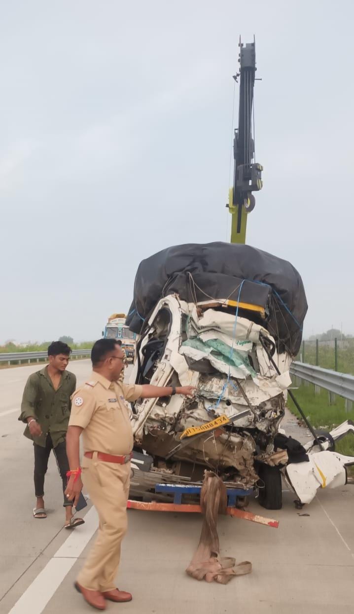 Accident on Samrudhi Highway : समृध्दी महामार्गावर पांगरी शिवारात भीषण आपघात; वाहन चालक जागीच ठार