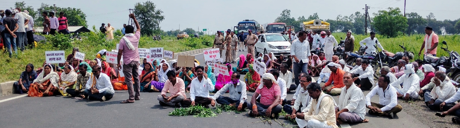 pdkv laborers block the road