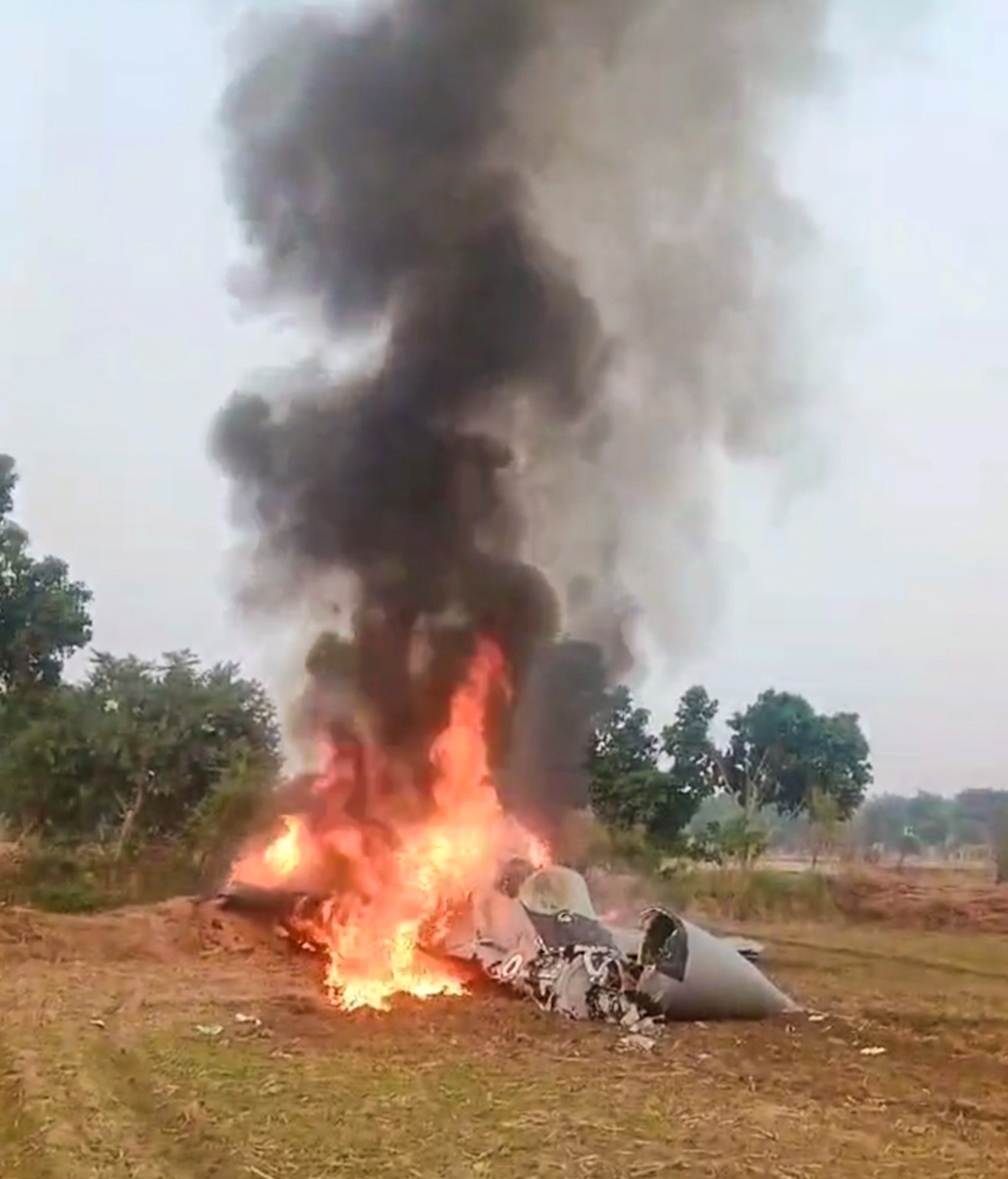 MiG-29 plane crashed in Agra : आग्रा येथे हवाई दलाचे मिग-29 विमान कोसळले