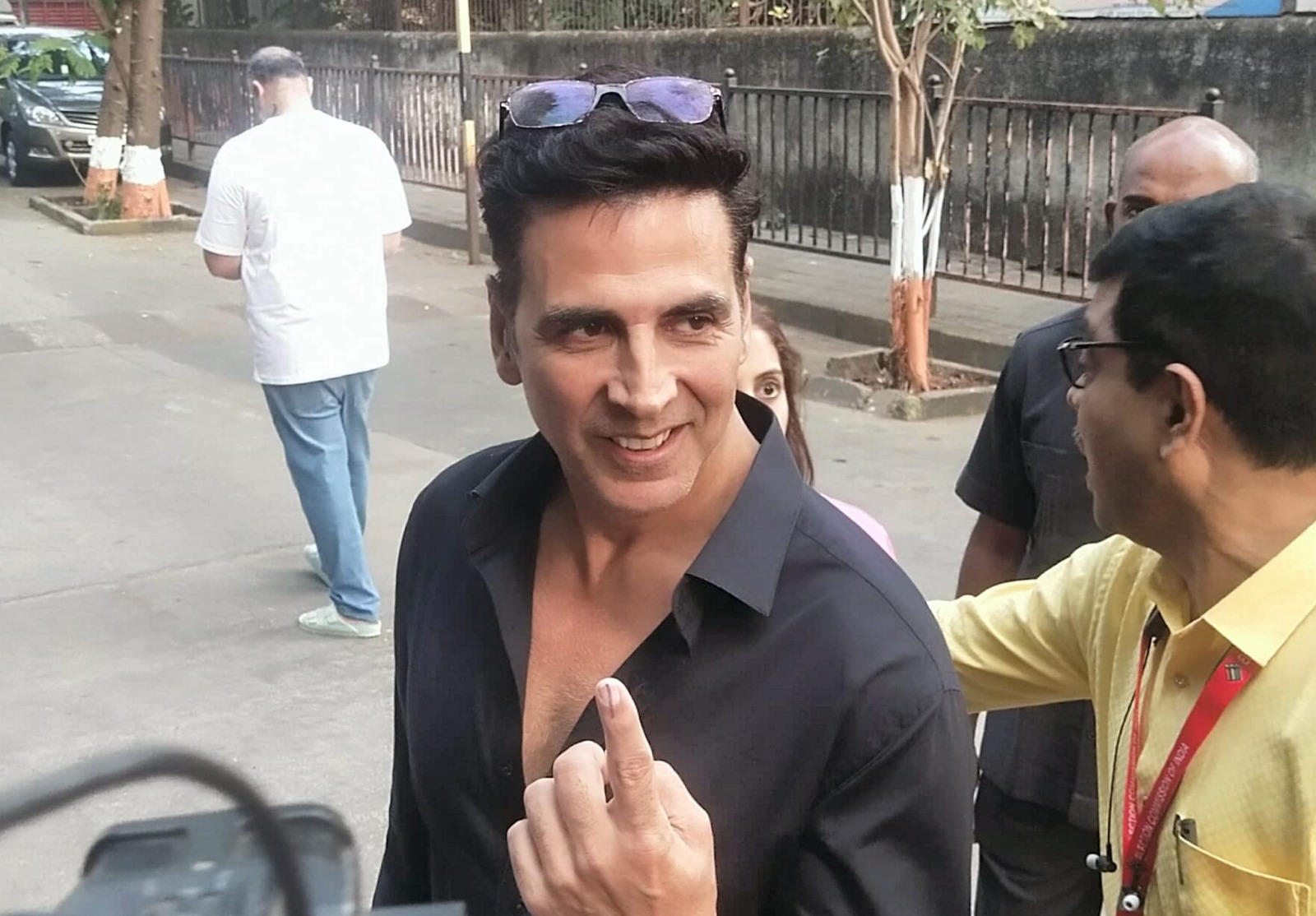 Actor Akshay Kumar casts his vote: अभिनेते अक्षय कुमार, राजकुमार राव आणि शुभा खोटे यांनी बजावला मतदानाचा हक्क