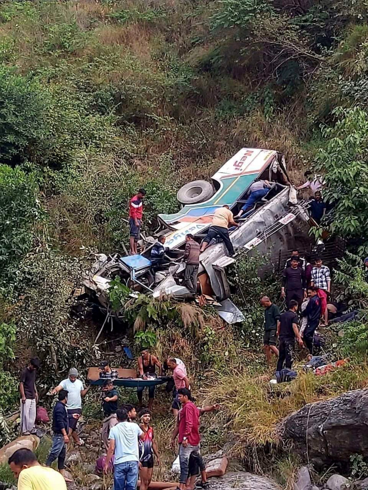 Bus crashes into pit in Uttarakhand : उत्तराखंडमध्ये बस खड्ड्यात कोसळली; 36 प्रवाशांचा मृत्यू