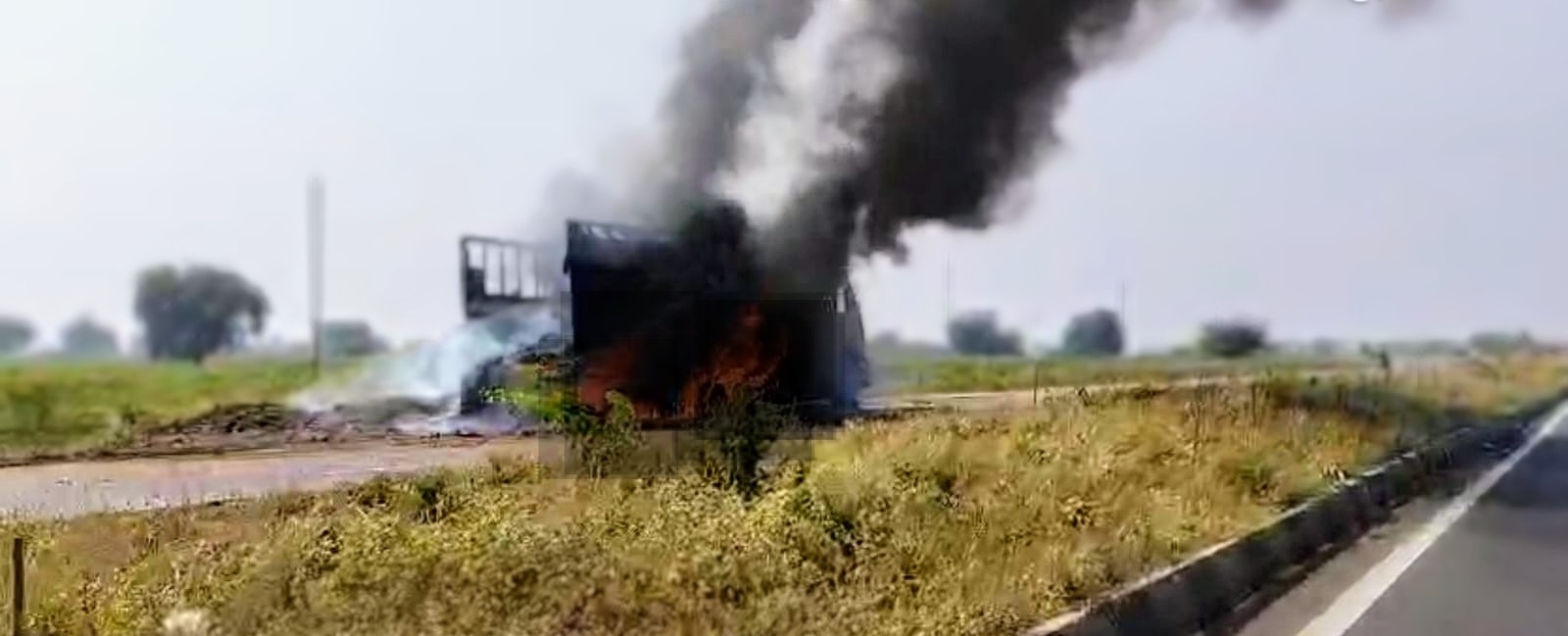 Truck caught fire on national highway in Akola :अकोल्यात राष्ट्रीय महामार्गावर ट्रकला आग