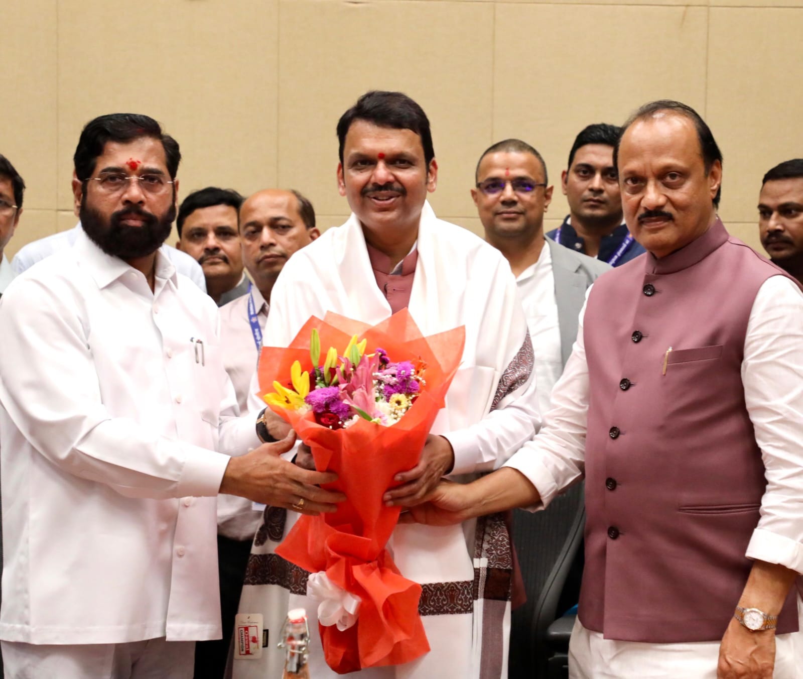 CM Devendra Fadnavis’ first signature on the medical aid file :  मुख्यमंत्री देवेंद्र फडणवीसांची पहिली स्वाक्षरी वैद्यकीय मदतीच्या फाईलवर; पुण्याच्या रुग्णाला पाच लाखांची मदत 