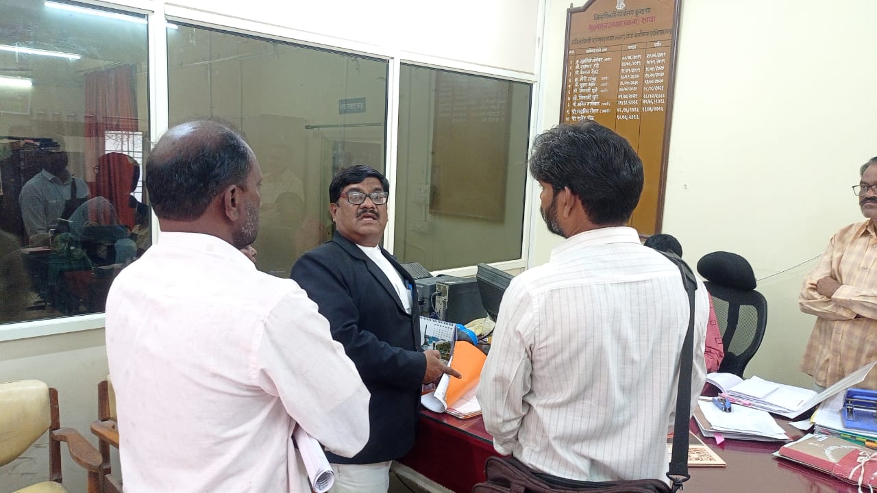 जिल्हाधिकारी कार्यालयात टळली जप्तीची नामुष्की; लघुसिंचन प्रकल्पासाठी भूसंपादन : मोबदल्यापासून शेतकरी वंचित 