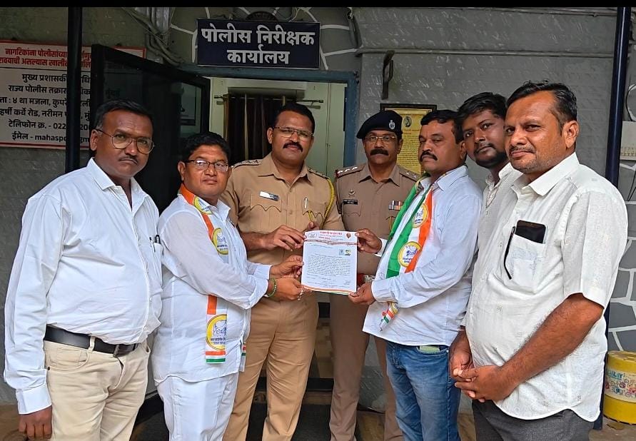 बुलढाणा जिल्ह्याचे दोन्ही पालकमंत्री हरविल्याची राष्ट्रवादीची पोलिसात तक्रार: दोन्ही पालकमंत्री शोधून द्या, 11 रुपये बक्षीस मिळवा – संजय बगाडे