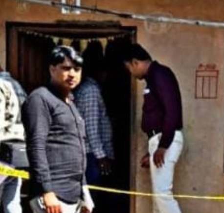 आई-वडिलांची हत्या करून मुलाची आत्महत्या