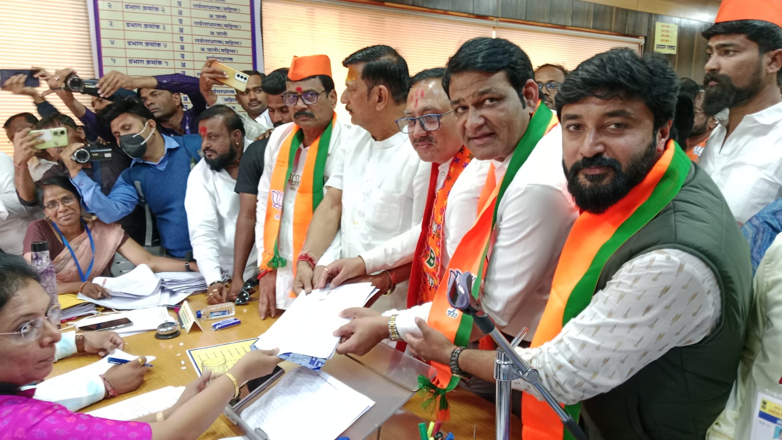 भाजपकडून अनिल केंदळे रिंगणात; शक्तीप्रदर्शनात दाखल केला अर्ज : नावाच्या चर्चेला पूर्णविराम; केंदळेंच्या उमेदवारीने कार्यकर्त्यांत चैतन्य