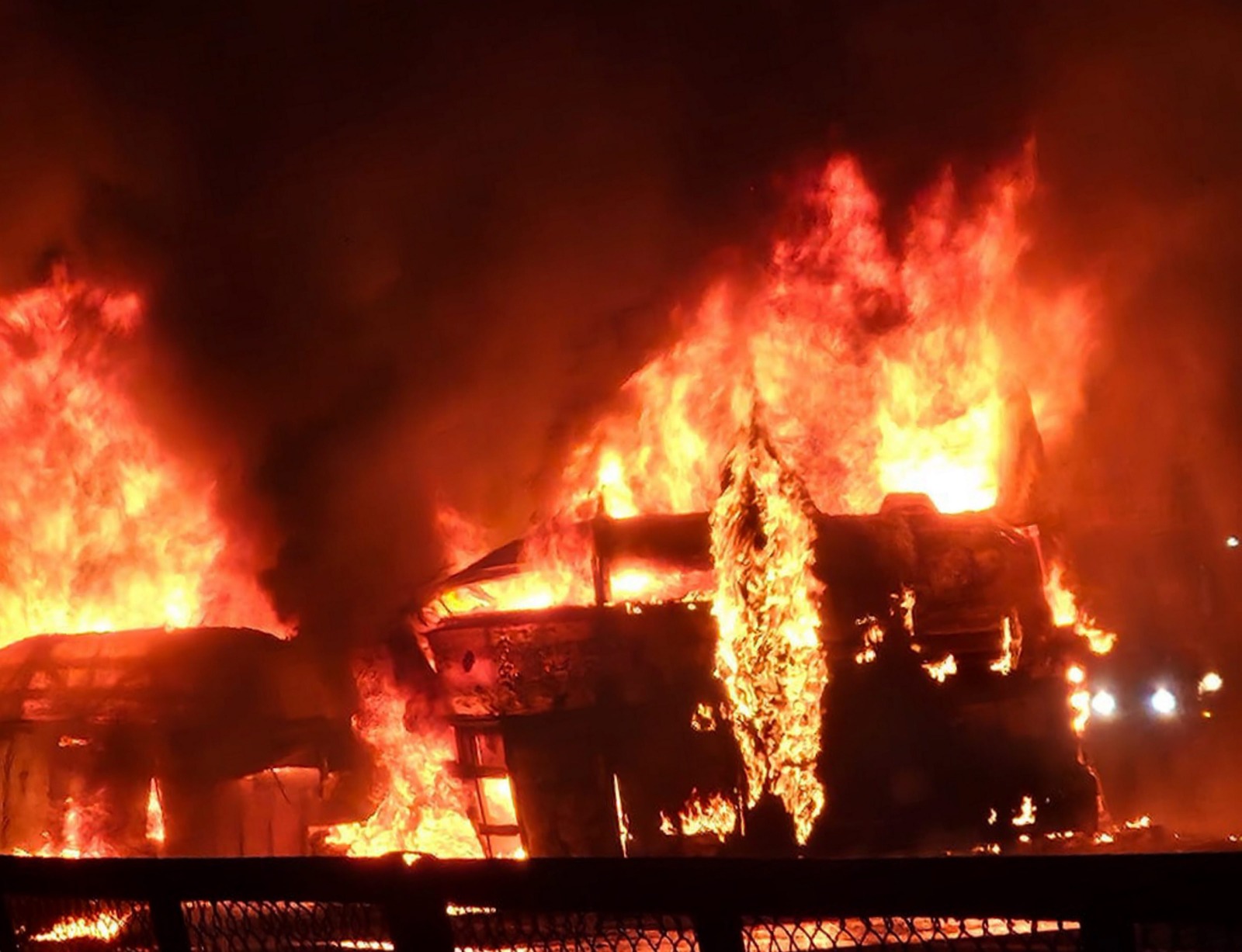 स्लीपर बसला आग, 10 जिवंत जळाले : 30 हून अधिक प्रवासी होते; कर्नाटकात लॉरीच्या धडकेनंतर अपघात