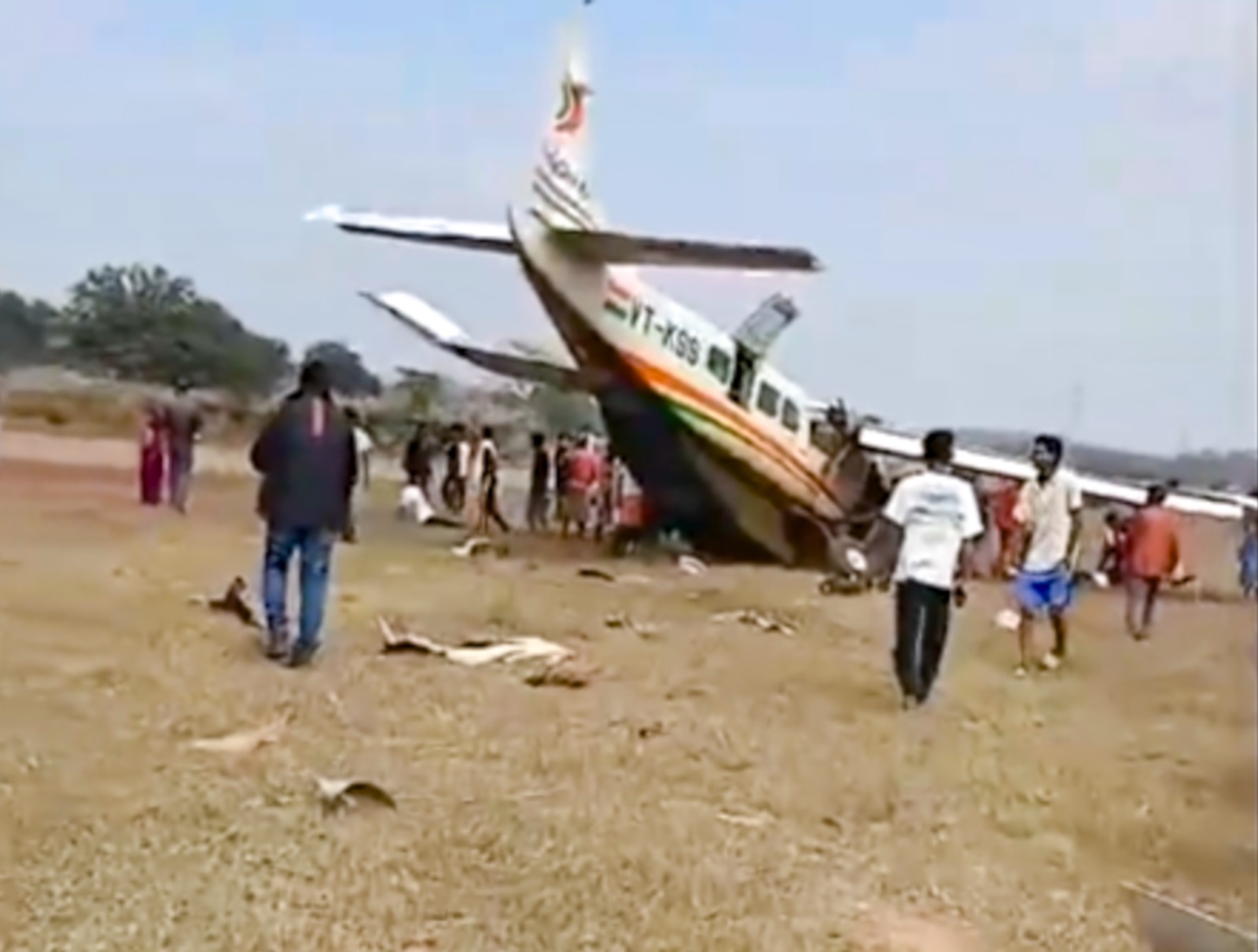 ओडिशात चार्टर्ड विमान कोसळले; सहा जण जखमी 