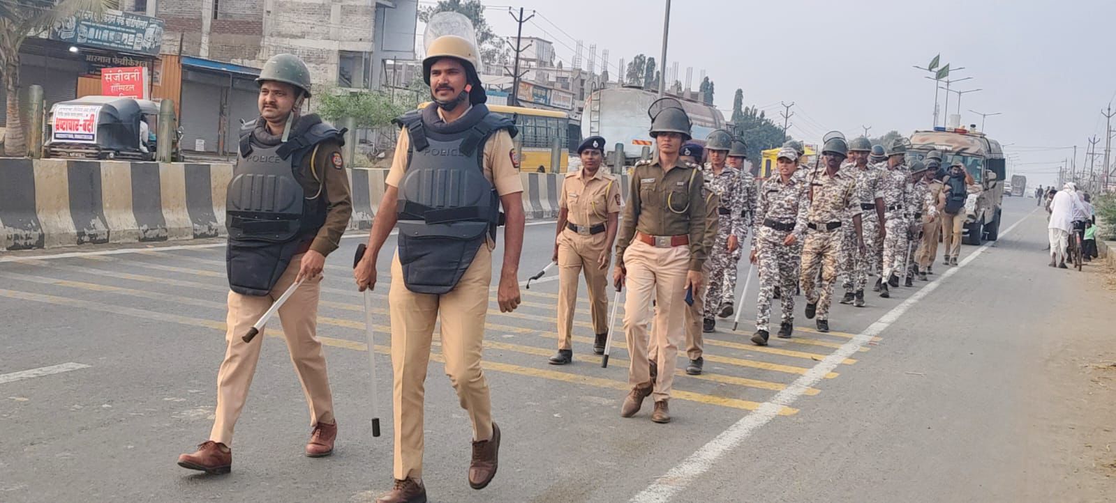 निवडणुकीच्या पार्श्वभूमीवर एमआयडीसी पैठण पोलिसांचे पथसंचलन | पिंपळवाडी, ढोरकीन व बालानगरमध्ये ड्रोनद्वारे निगराणी 